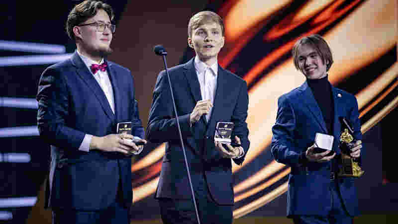 Royal Never Give Up 教练：第二把战术重点是卢娜，但可能前期处理出了点问题