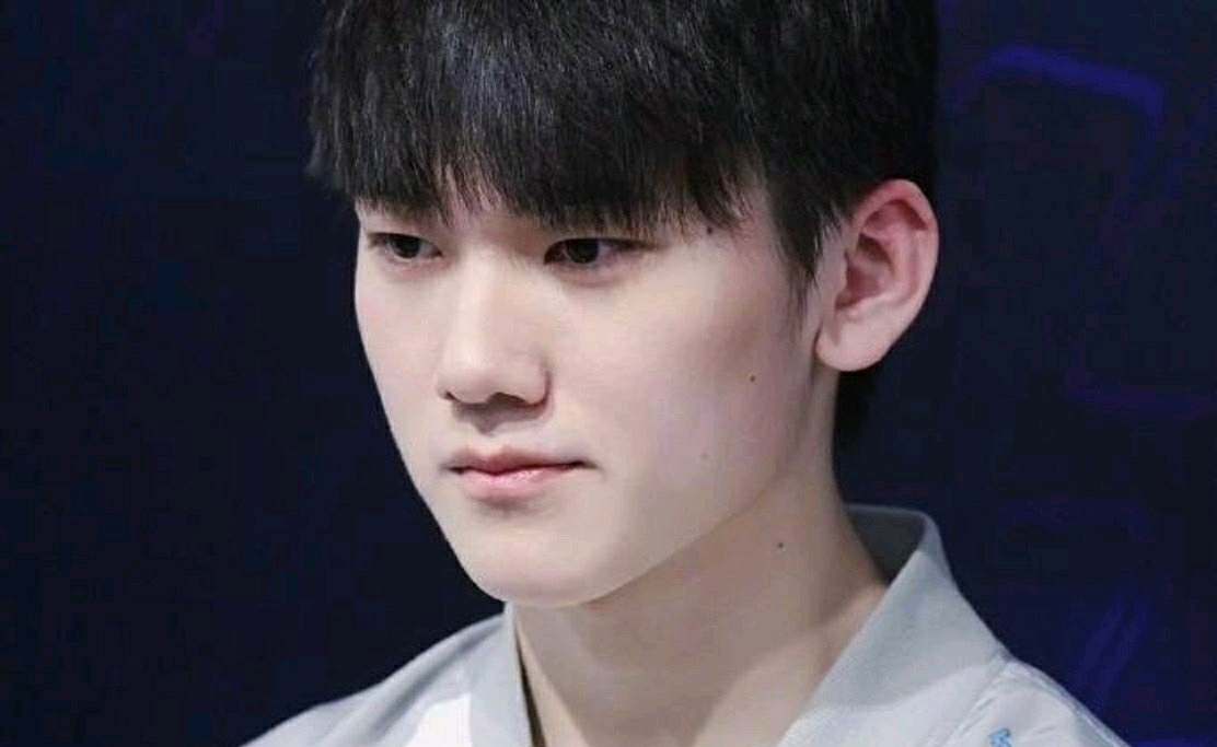 Doinb更新解说杯照片：工作照