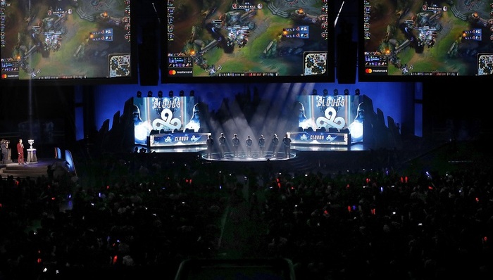 3月31日，传奇选手Faker 即将降临赛场！[打call] 从天才中单到不死魔王，出道十年，Faker选手为我们带来无数惊艳与震撼！